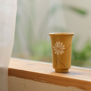 Japanese zisha tea cup with hand-painted white daisy 1.2oz