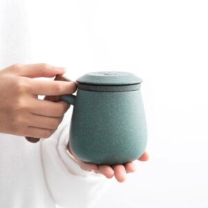 japanese loose leaf tea infuser mug with wooden handle full view
